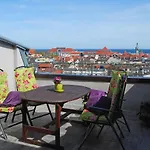 Spacious Victus With Balcony By Renters Appartement